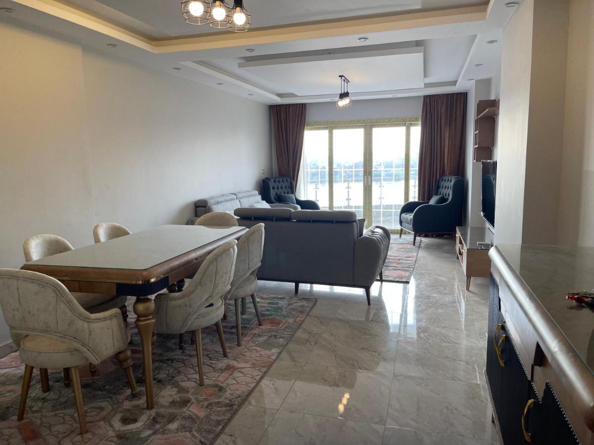 Nile View In Apartment Kairo